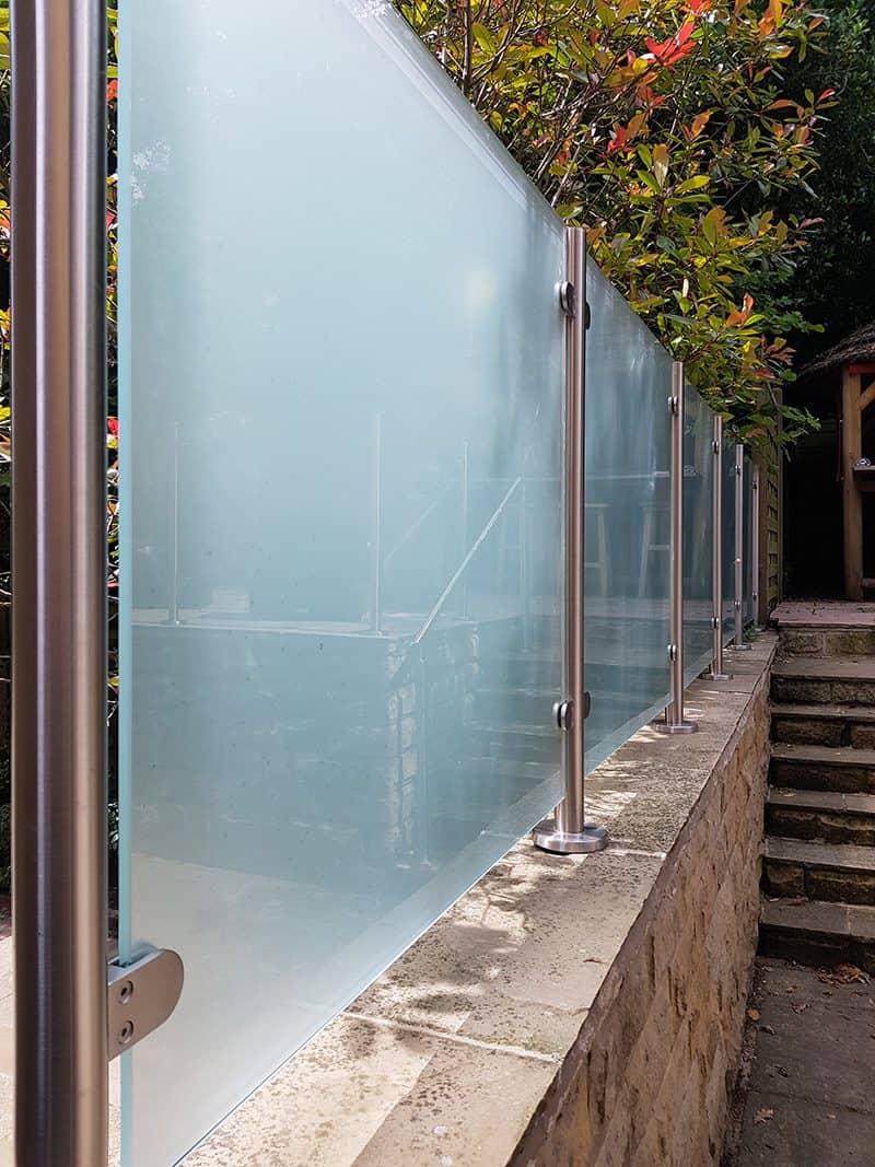687